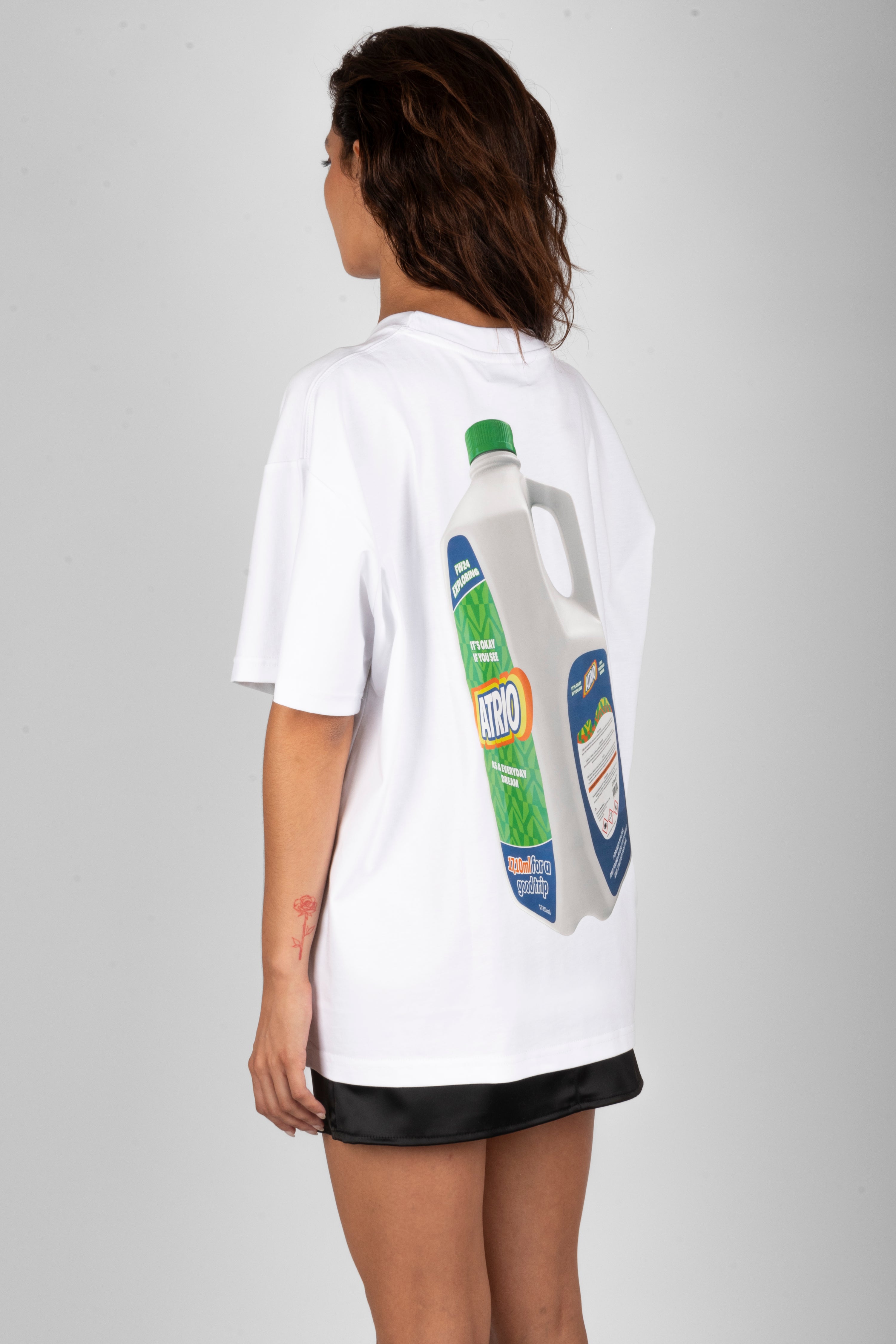 T-shirt in cotone bianco "THIRSTY" con stampa Bottiglia