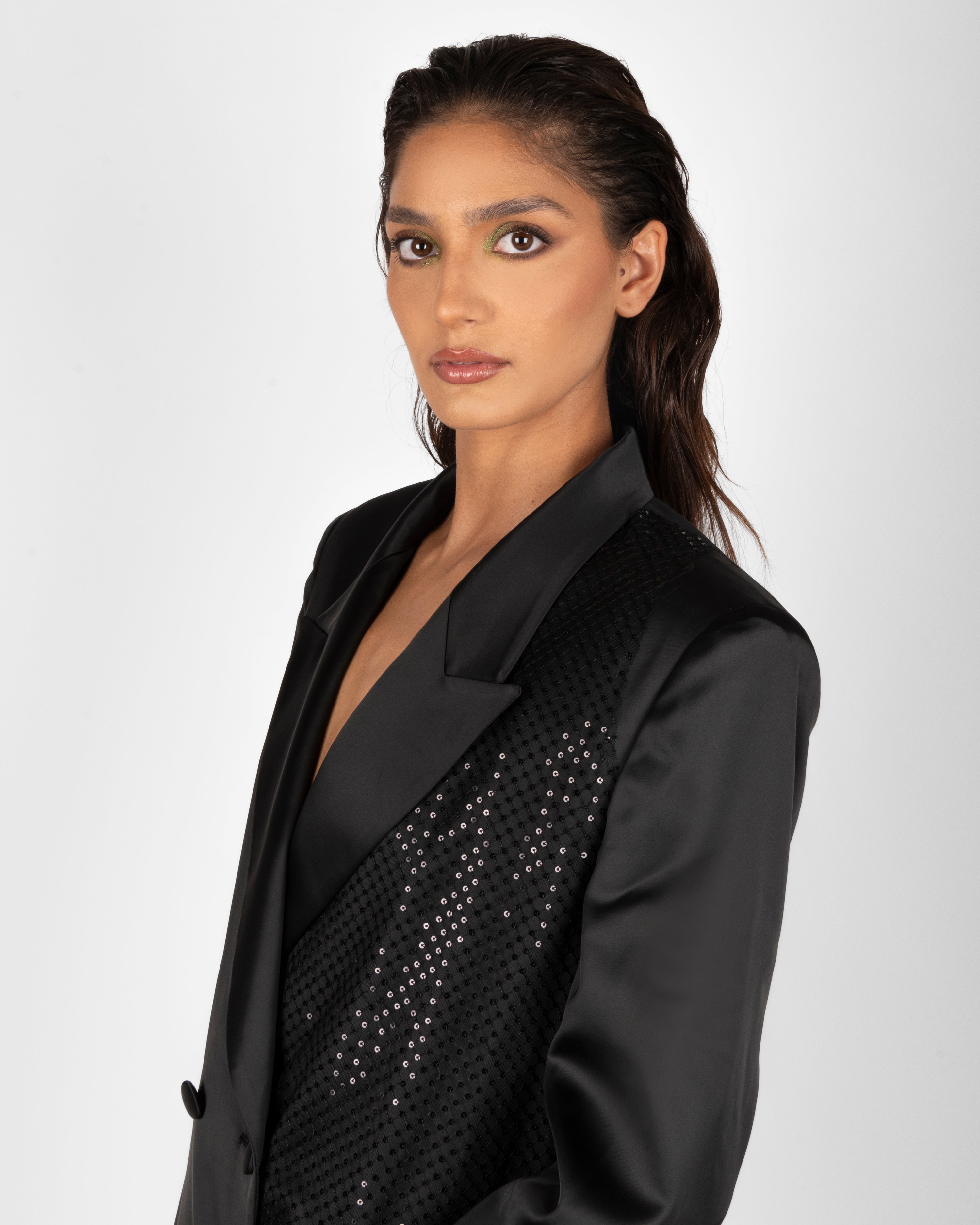 Blazer in raso nero con dettagli in rete con strass